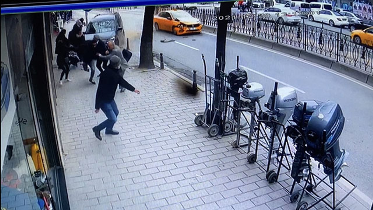 İstanbul’un göbeğinde dehşet anları: Araç kaldırımdaki yayaların arasına daldı