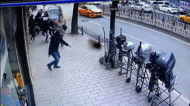İstanbul’un göbeğinde dehşet anları: Araç kaldırımdaki yayaların arasına daldı