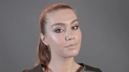 Tutoriel maquillage : le regard métallique (vidéo)