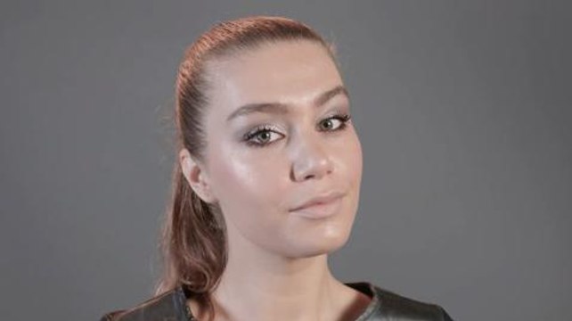 Tutoriel maquillage : le regard métallique (vidéo)