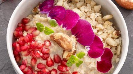 Petit-déjeuner anti-cancer : recette du porridge à la grenade et noix du Brésil