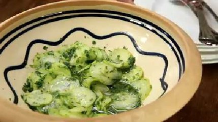 La salade de concombre au vinaigre et à l’huile (vidéo)