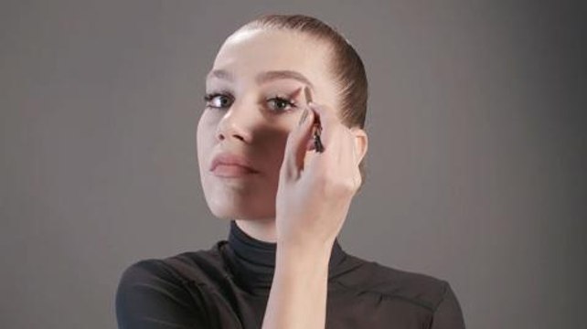 Tutoriel maquillage : les sourcils épais (vidéo)