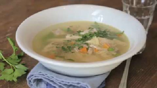 Soupe de poulet, légumes et vermicelles