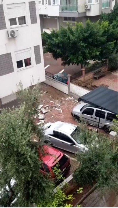 'Kırmızı kod' uyarısının yapıldığı Antalya'da fırtına çatı uçurdu