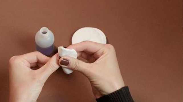 Comment bien enlever son vernis à ongles ? (vidéo)