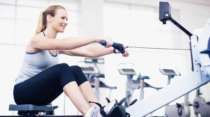 Se sculpter un corps de rêve grâce au rameur. Les conseils de la coach en vidéo