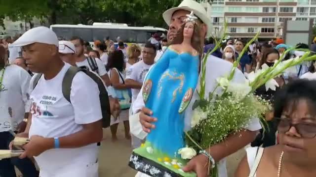 Yemanjá, la diosa que llena de ofrendas la playa de Copacabana (Brasil)