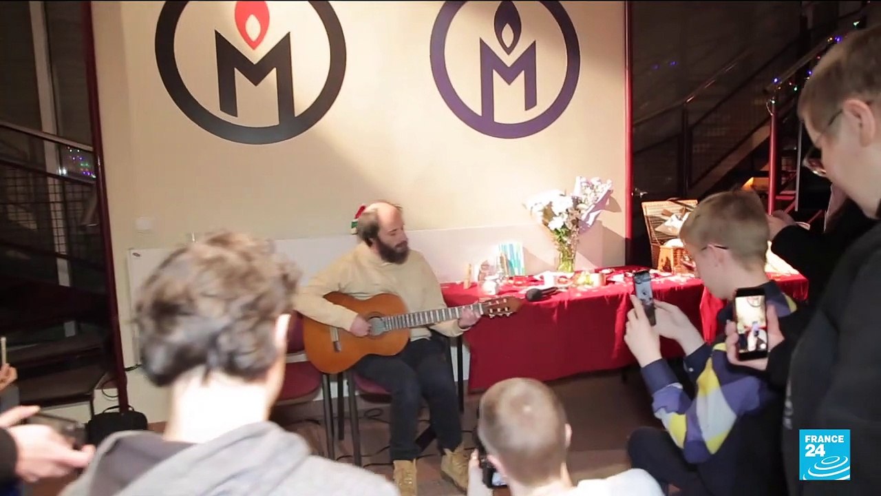 Liquidation de l'ONG Mémorial : "Pour chacun d'entre nous, c'est très très dur"