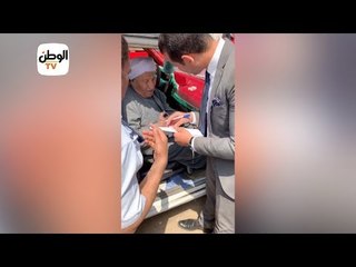 قاضي يخرج لمسن كفيف خارج اللجنة والمواطن: علملي موافق