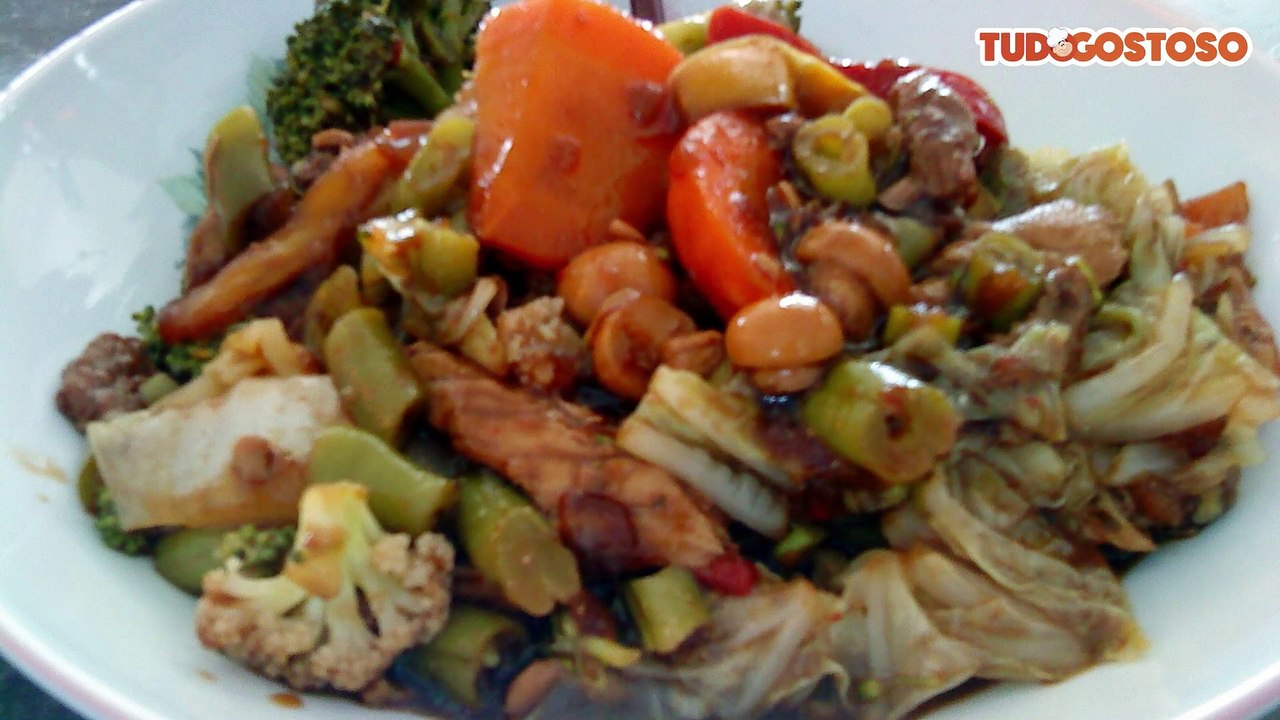 Yakissoba Koyama misto (carne, frango e legumes)