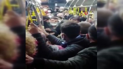 Otobüste oturan çocukları kaldırmak istedi