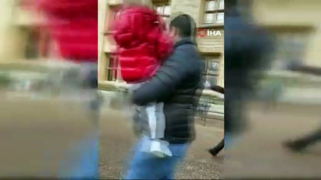 Dünya bu görüntüyü konuşuyor! Kraliyet Muhafızı çocuğun üzerine basıp geçti