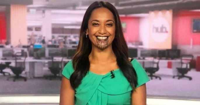 Pour la première fois, une journaliste avec un tatouage maori sur le visage a présenté les actualités en Nouvelle-Zélande