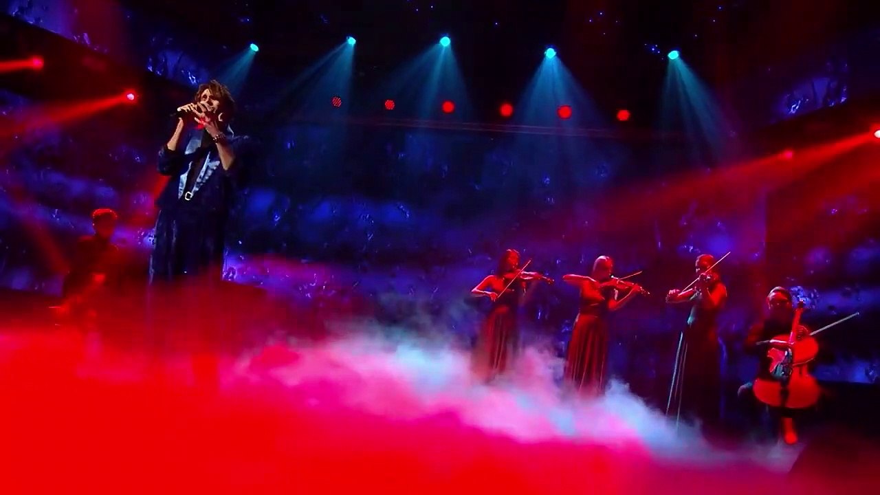 Mando (Antoine Wend) chante "Je suis malade" dans "X Faktorius"