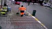 Temizlik işçisinin süpürgesini alıp kaçan sokak köpeği kamerada
