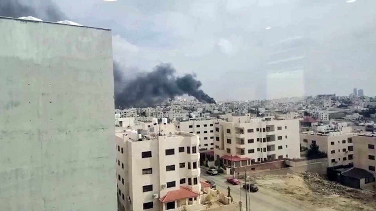 الدفاع المدني يتعامل مع حريق مستودع مواد بناء وبولسترين في خلدا