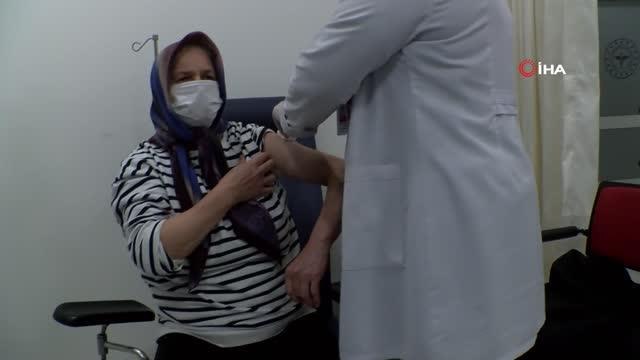 Tekirdağ'da yerli aşıya ilgi büyük: .. Yerli ve milli aşıyı yapmanın mutluluğunu yaşıyorlar