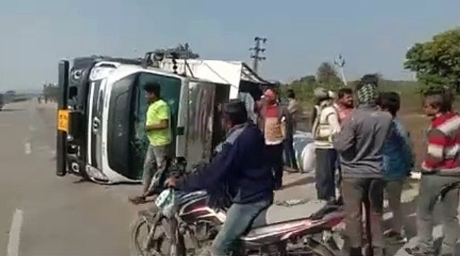 हाइवे 52 पर असंतुलित होकर पलटा ट्रक, फिर हुआ यह .....। देखे वीडियो