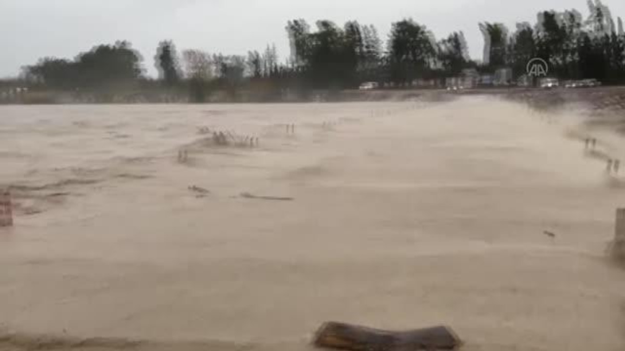 Son dakika haber! Aşırı yağış nedeniyle Konyaaltı'ndaki derenin debisi yükseldi