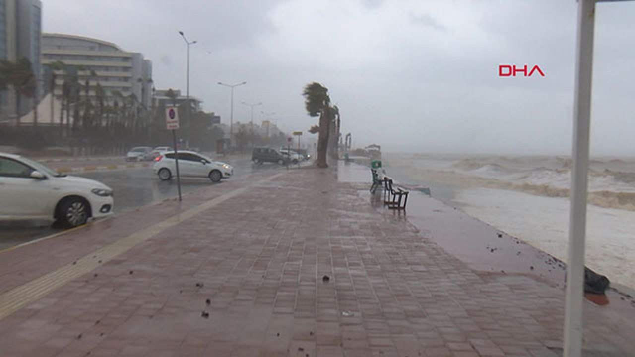 Konyaaltı Sahili'nde deniz çamura bulandı