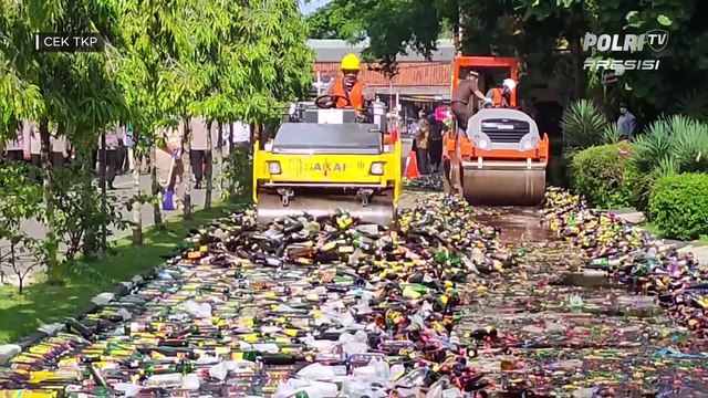 CEK TKP : Jelang Libur Akhir Tahun 2021, Polda Dan Polres Jajaran Menggelar Kegiatan Pemusnahan Barang Bukti Minuman Keras (3/3)