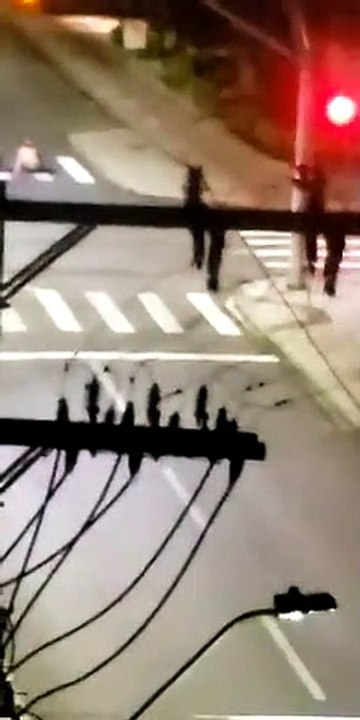 Un brutal asalto a un banco acaba en una lluvia de billetes