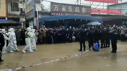 عقاب علني غريب لأربعة أشخاص في الصين بسبب انتهاك الإجراءات الاحترازية