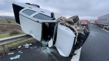 Büyükçekmece'de kamyonla çarpışan pikap bariyerde asılı kaldı