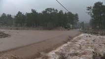 Olimpos bölgesinde aşırı yağışlar nedeniyle ulaşımda aksamalar yaşandı (2)