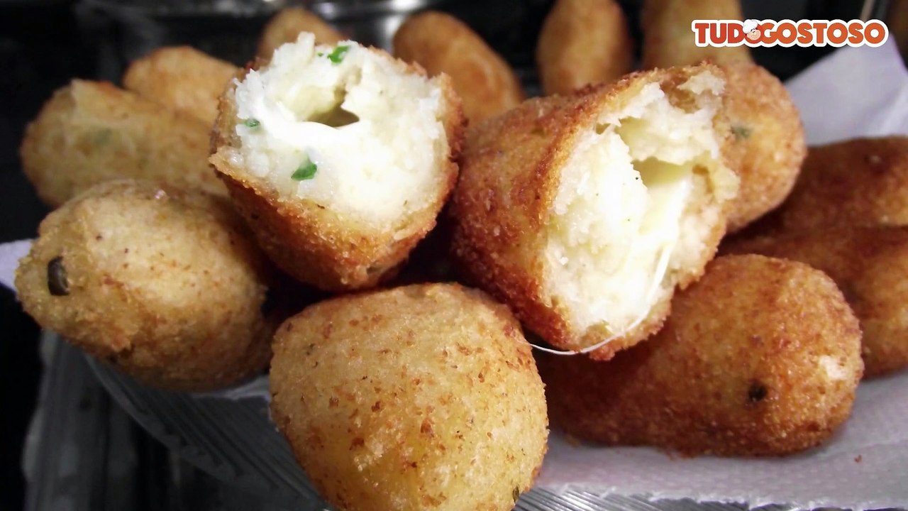Bolinho de aipim com recheio de carne moída