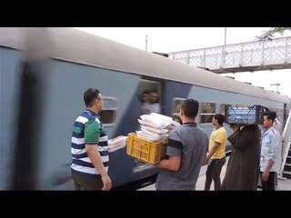 وجبة السعادة.. من إعداد شباب دشنا للصائمين في القطارات