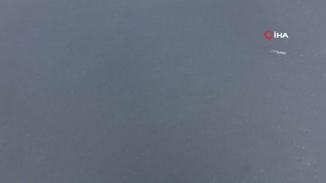 Buz tutan gölde kimi tehlikeye aldırış etmeden yürüdü, kimi de atv aracı ile drift yaptı