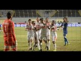 أحد مشجعي حسنية أغادير المغربي يتبادل تيشيرت فريقه مع مشجع زملكاوي
