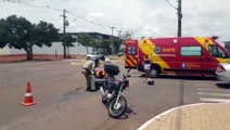Mãe e filha ficam feridas em colisão entre um carro e uma moto na Avenida Assunção