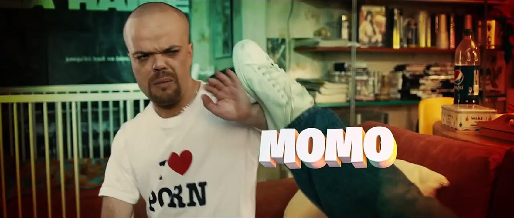 L'actrice Annabelle Lengronne, découverte  dans "Les Kaïras", filme un homme qui l'insulte en pleine rue à Dax : "Zemmour il te regarde, il te ramène dans ton pays, sale bougnoule"