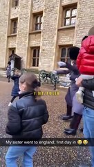 Un enfant comprend brutalement qu'il ne faut jamais se mettre sur le passage d'un garde royale