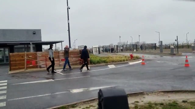Calais : Des dizaines de migrants attaquent des CRS à coups de pierres dans des affrontements d'une violence inouïe - 15 policiers hospitalisés avec des plaies, des contusions et une jambe cassée