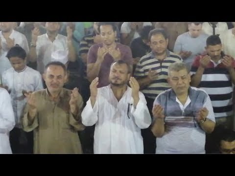 دعاء وبكاء أثناء صلاة التراويح في ليلة القدر بمسجد عمرو بن العاص