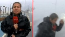 Antalya'daki fırtınayı değerlendiren muhabir, canlı yayında zor anlar yaşadı