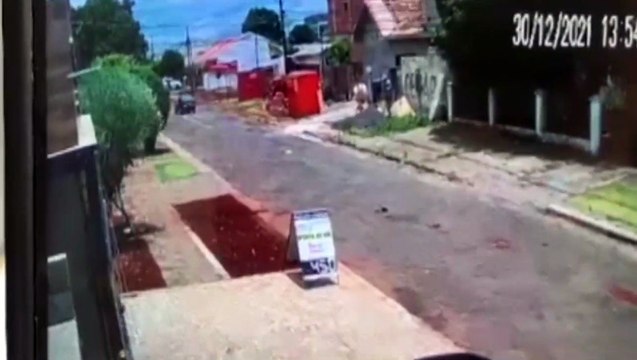 Câmera flagra colisão que deixou motociclista com múltiplas fraturas