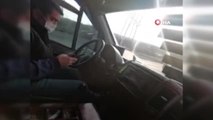 Dolmuş şoförü seyir halindeyken cep telefonunu elinden düşürmedi