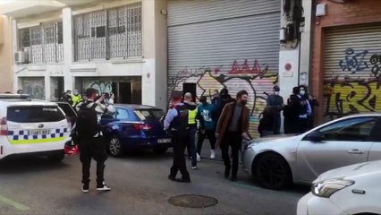 Vídeo: Así han detenido a los traficantes de un narcopiso del Poble-sec