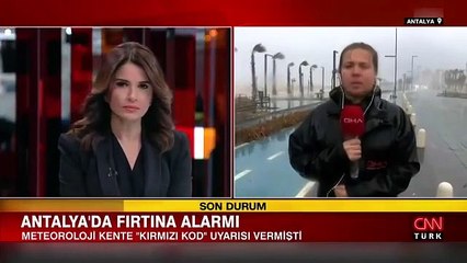 DHA muhabiri haberi sunarken fırtınaya yakalandı