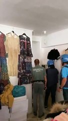 Une équipe d'intervention de la police entre dans un magasin pour arrêter un forcené très dangereux