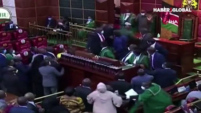 Mecliste tansiyon yükseldi! Ülkedeki iktidar ve muhalefet partisi vekilleri birbirine girdi