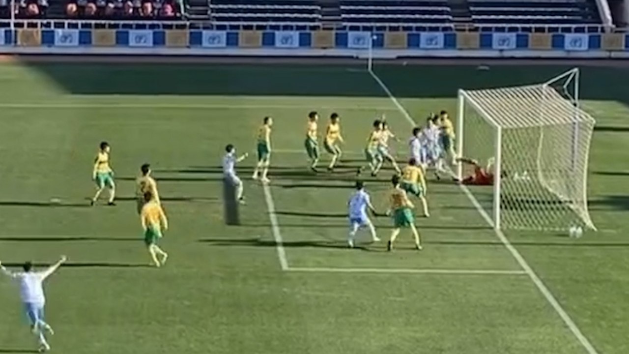 Foot : ces joueurs japonais dansent en ronde lors d'un coup-franc... et marquent