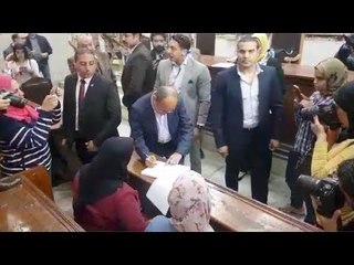 وزيرالتجارة والصناعة أول الحاضرين للإدلاء بصوته في التعديلات الدستورية