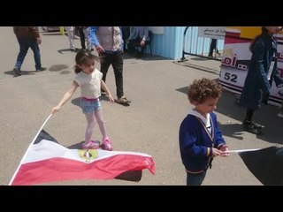 الأطفال يشاركون أسرهم في لجان الاستفتاء بـ مدينتي