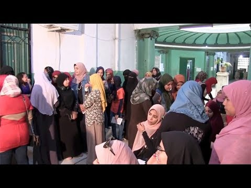 إقبال كبير من الفتيات على لجان الاستفتاء بالمنيا